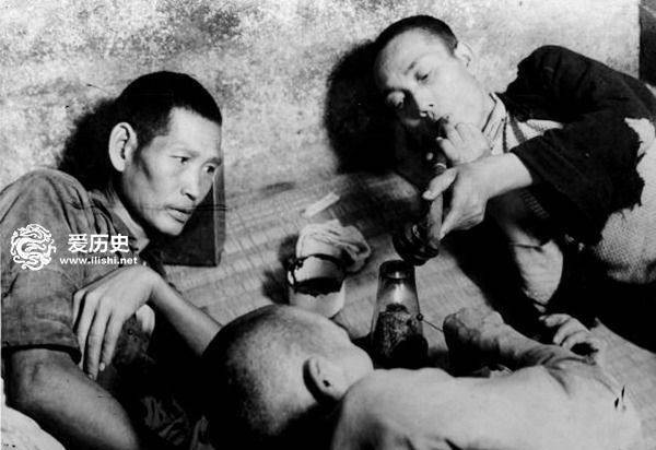 50年代香港大烟馆里的真实情景港英政府边捞钱边说吸毒无害_鸦片战争