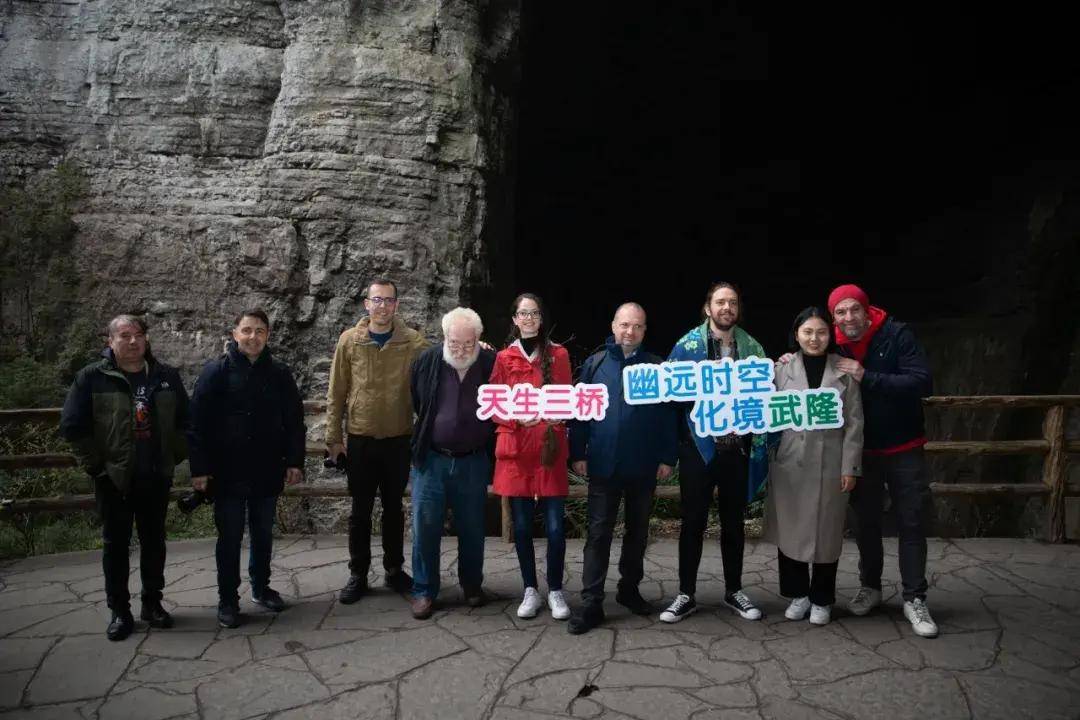 摄制组一行先后来到天生三桥,印象武隆,仙女山国家森林公园,树顶漫步
