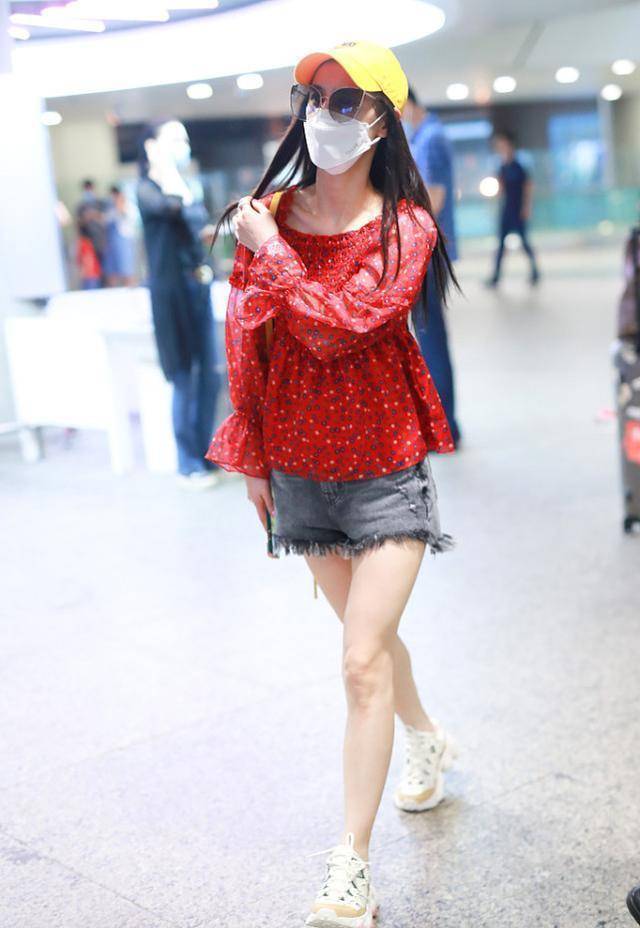 原创黄圣依一看就是生活幸福的样子机场凹造型好自信牛奶肌太晃眼