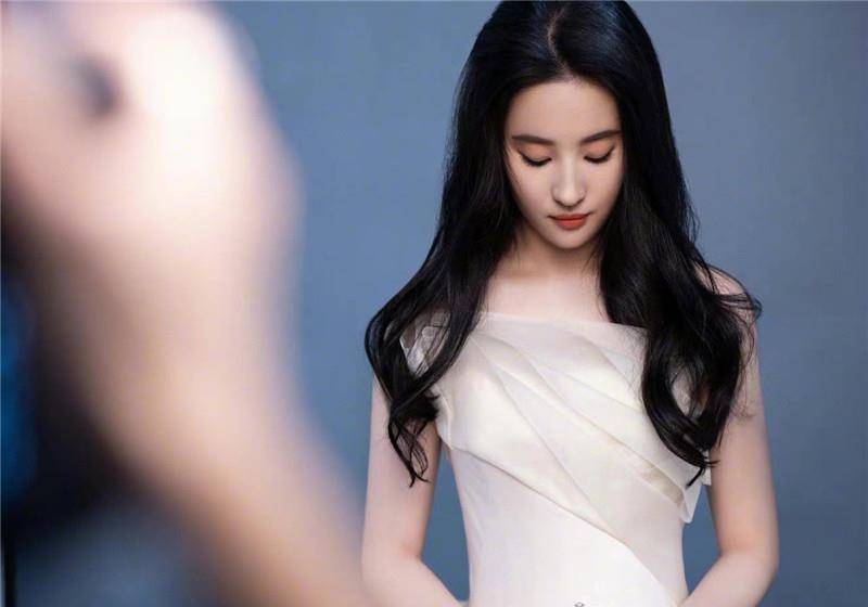 刘亦菲头戴皇冠好像高贵的公主回来首亮相霸气十足