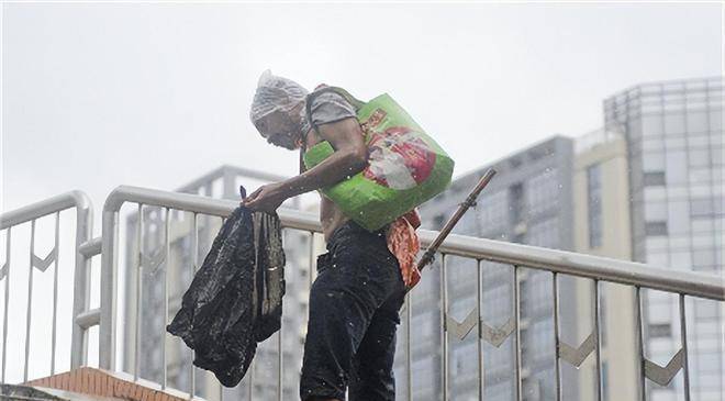 天桥下住10年,每天坚持学英语_陈颖_流浪汉_家人