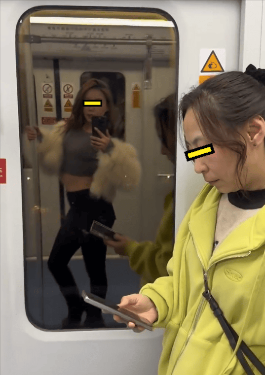 女子坐地铁拍性感视频旁若无人搔首弄姿路人大姐满脸尽是嫌弃