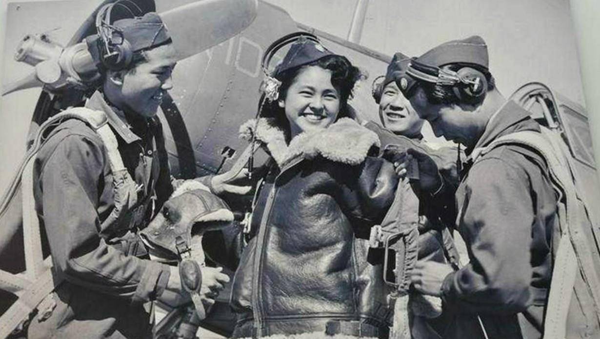 原创老照片日裔美军搂法国女郎超模给美军抬轿电椅上的美国女犯