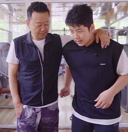 原创14岁石头近照,身高猛涨,体型壮硕双下巴明显_郭涛_节目_妹妹