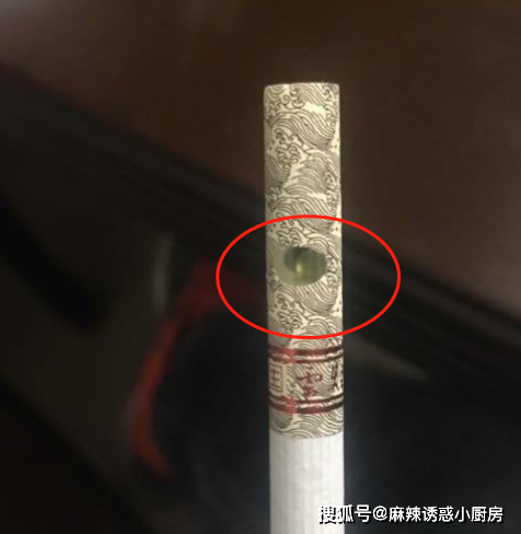 里面是液体外面被薄膜包裹起来,这种香烟的名字叫爆珠香烟,它的种类是