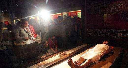 当年基辛格访华,用月土换墓中木炭_女尸_美国_世界