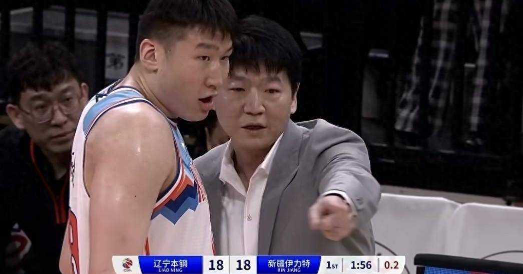 篮板抢不过李晓旭,球迷:cba最软中锋_李彦哲_比赛_三分球