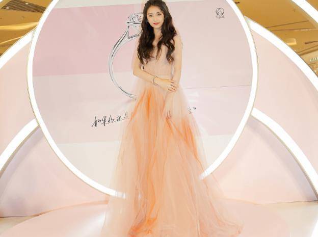 原创80斤陈钰琪终于吃胖了出席发布会肉包脸抢镜比暴瘦时漂亮太多