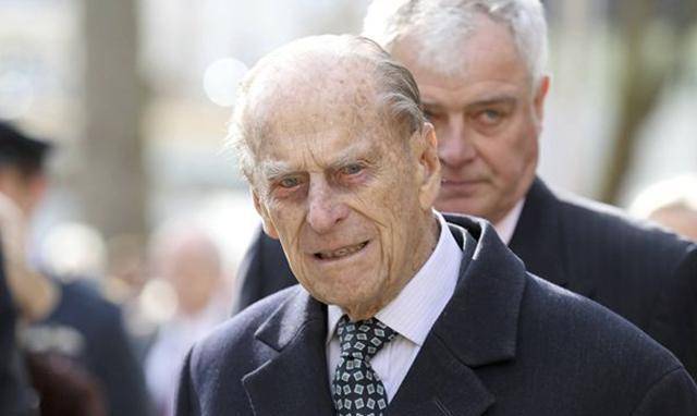 原创查尔斯出生时太小菲利普第一次抱起他感觉就像抱一块棉花布丁