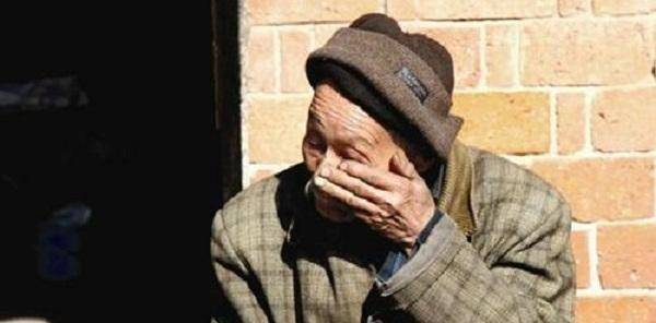 当年,七旬夫妻锤杀孽子主动自首后,136名邻居联名上书求情轻判_刘长春