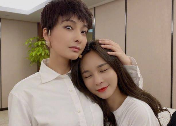 原创吴昕晒照人缘超好合影被沈梦辰搂腰杜海涛站c位派头十足