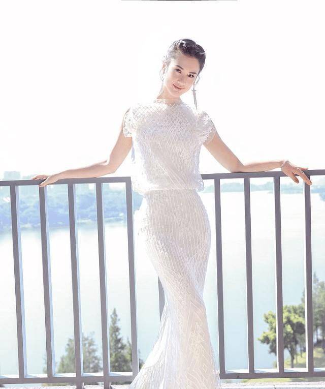 黄圣依真是低调的贵妇印花衬衫配喇叭裤根本无需刻意装富