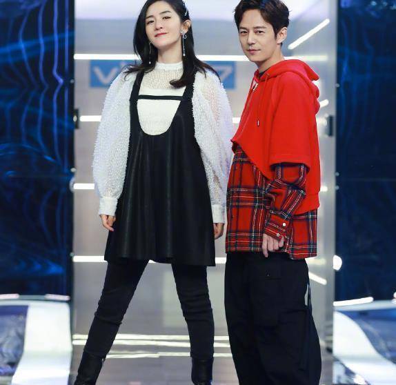 原创谢娜养胎不忘工作晒快乐家族合影谁注意快本对她的称呼变化真快