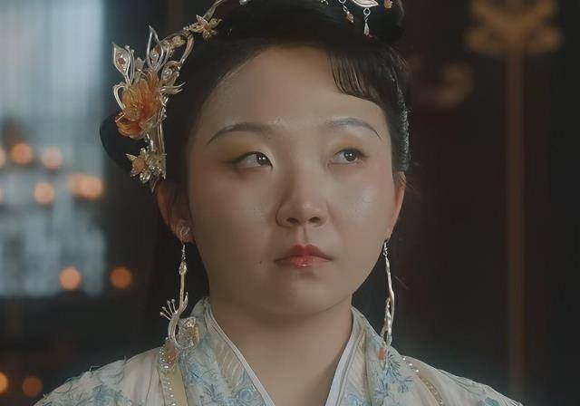 出场时立于树尖之上,迎面飞来,简直风华绝代,几秒钟的镜头承载了观众