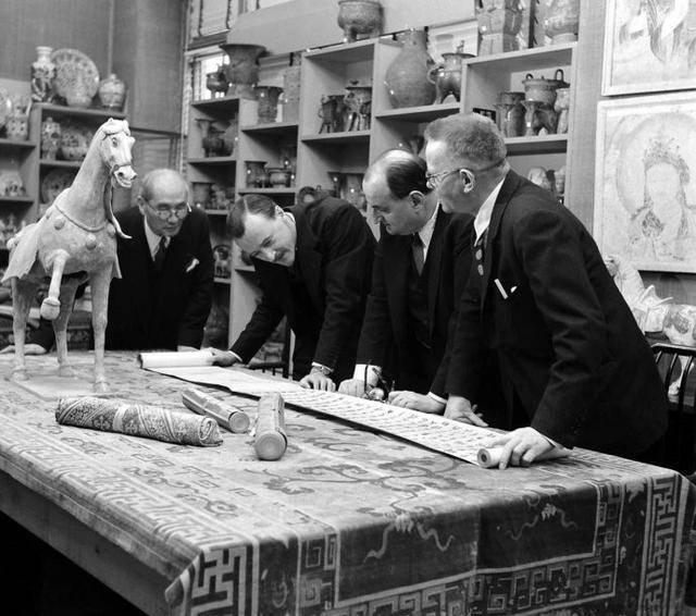 张静江到巴黎后开了一家名为"通运",专卖中国货的商号.