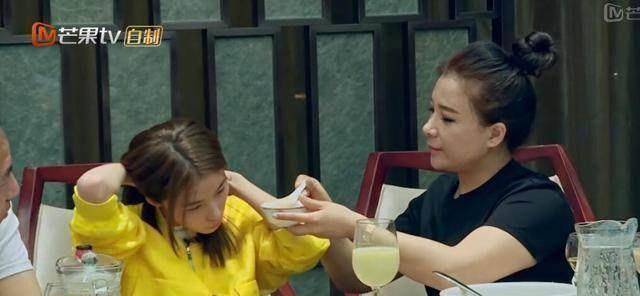 原创16岁还要别人穿衣喂饭,这个《变形计》女主惯的不轻_刘思琦_姐姐