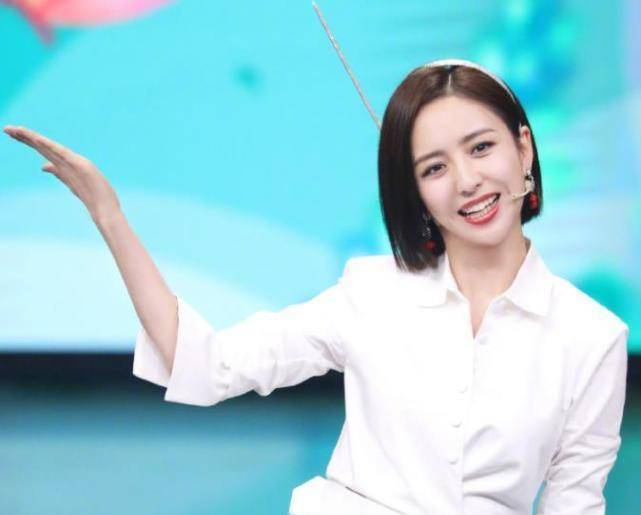 佟丽娅彩排懒得化妆素颜显皮肤黑戴眼镜的样子却让我酸了