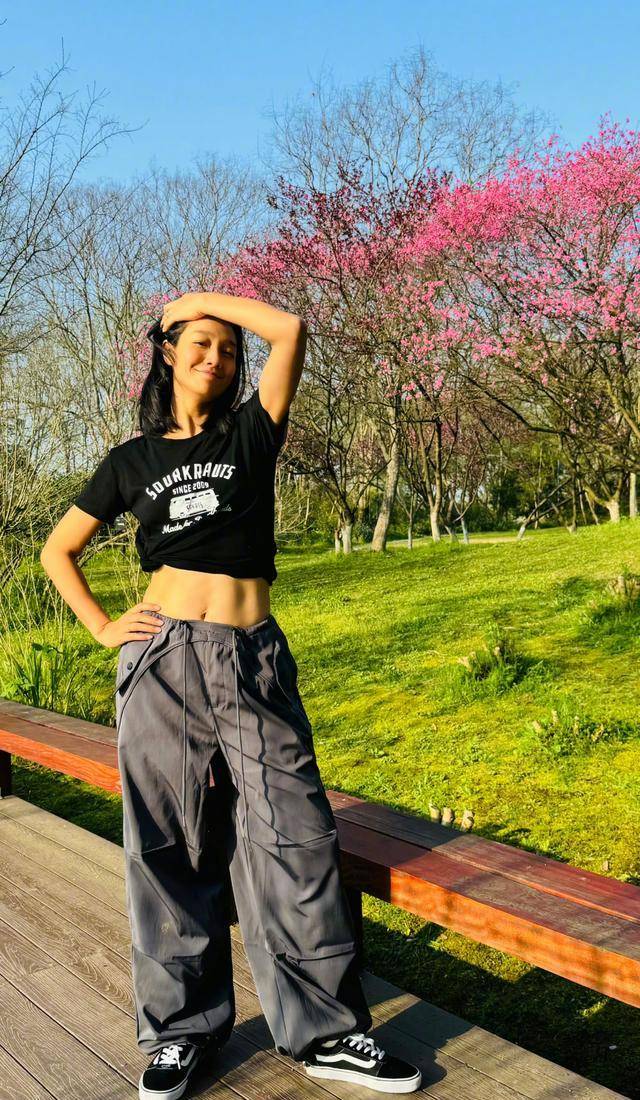 42岁朱丹带娃出游晒马甲线辣妈范十足3岁儿子玩水坑超开心