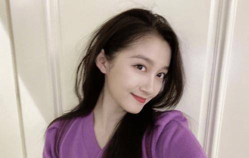 原创23岁关晓彤和46岁方琼,选择早餐的方式不同,网友:这是2代人_明星