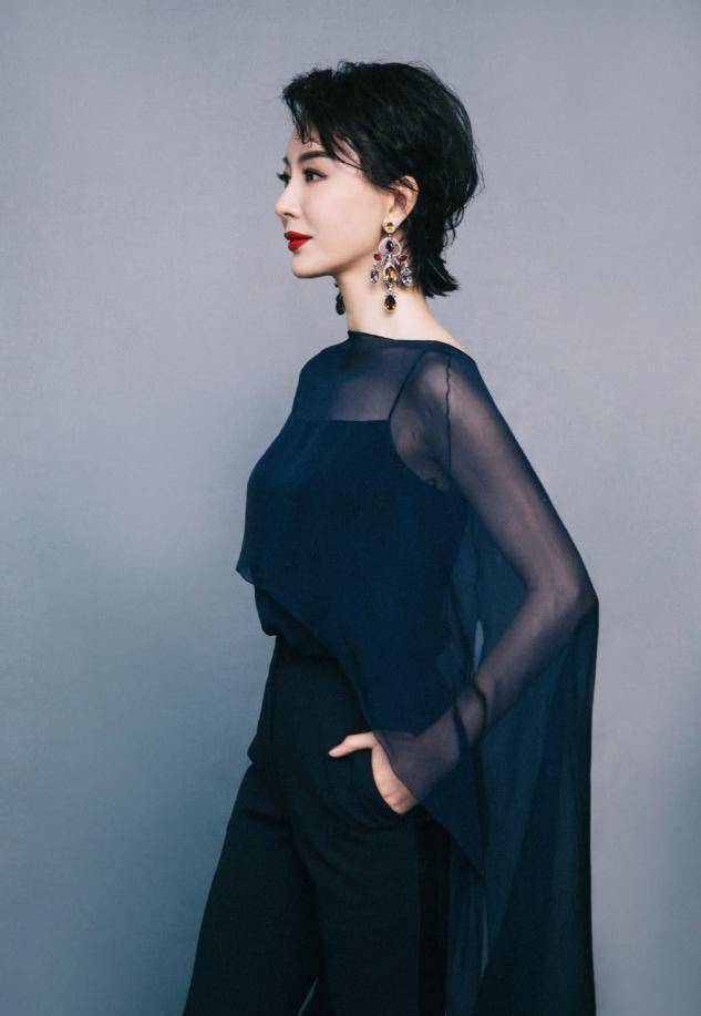 要是你过了50岁,尽量少穿t恤短裤吧,学陈数这样穿,优雅时髦_风衣_西装