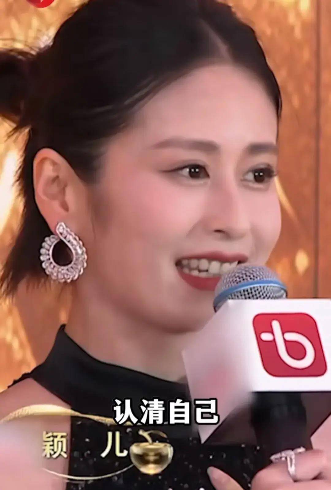 上海这一晚董洁热心扶林允王丽坤穿的太素吴刚脸上不僵硬了