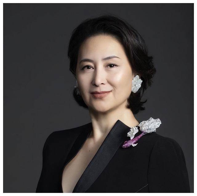 赌王全家罕见齐聚这晚同人不同命在何超琼身上展现得淋漓尽致