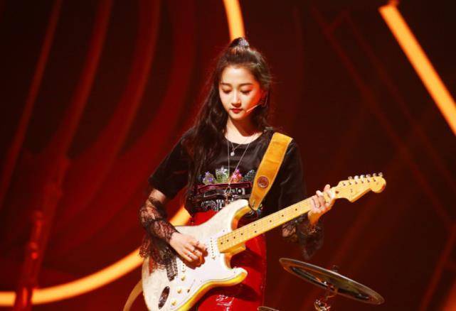 原创关晓彤舞技被吐槽多年终于成功翻身酷炫甩头惊艳全场恐怕还要归功