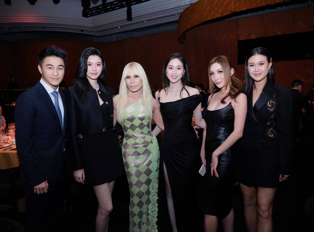 霍启山罕见与何超莲合照61岁何超琼也在场穿吊带黑裙成熟妩媚