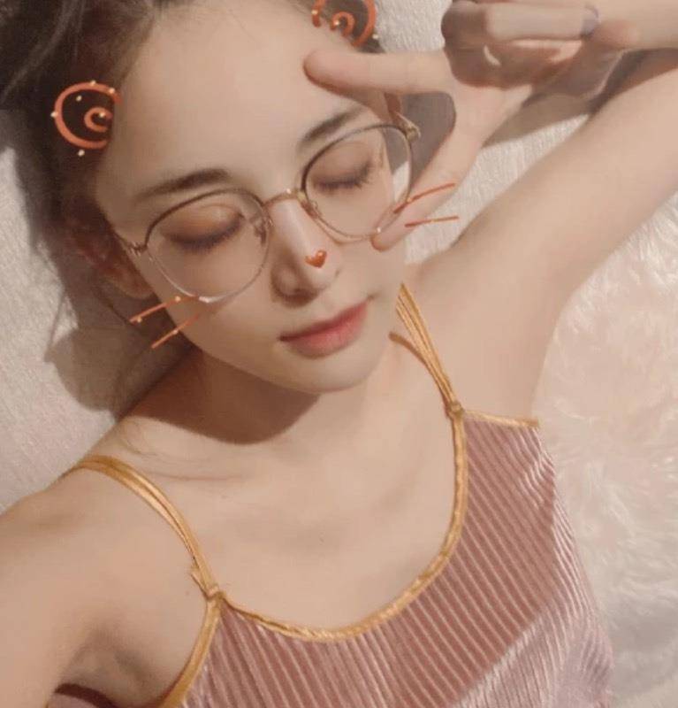 原创娜扎身穿吊带在家自拍看见照片后我爱了