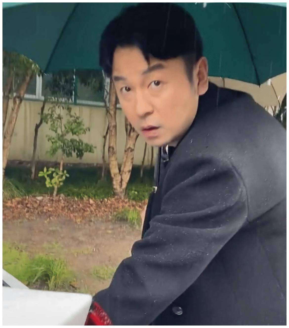 偶遇雷佳音开20万的车外出表情呆萌可爱亲自送签名照过程爆笑