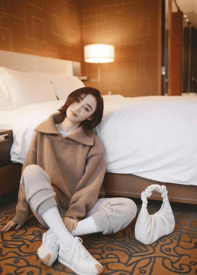 原创袁姗姗走机场真敢穿穿抹胸针织衫配羽绒服为秀身材太拼了