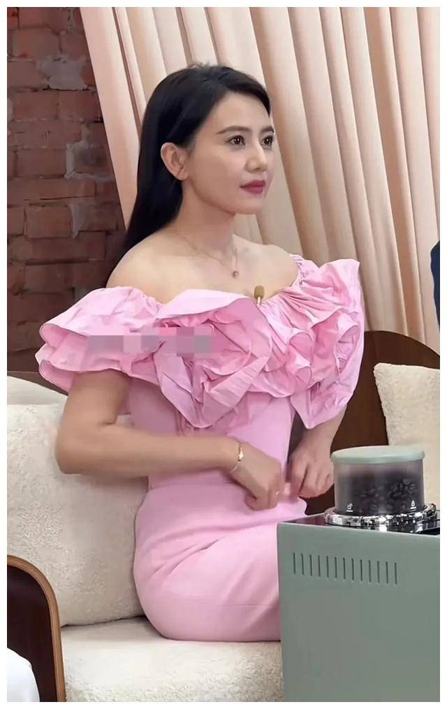 高圆圆眼纹这么多也不遮掩是中年大妈真实模样自然且漂亮