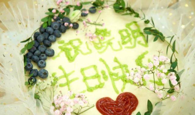 黄晓明43岁生日,剧组拉横幅,做"豆腐蛋糕"庆祝,本人状态却显憔悴