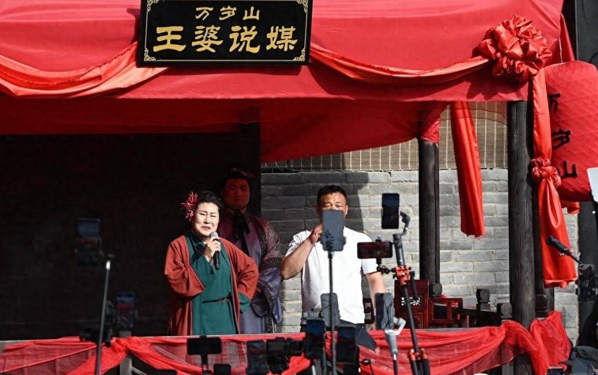 河南开封"王婆"太火了, 一个人带动一个景区,说媒找王婆去?