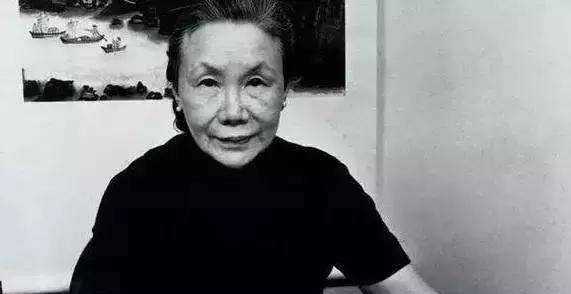 张幼仪相貌一般,也没有接受过西方教育,所以行事作风年免遵循传统