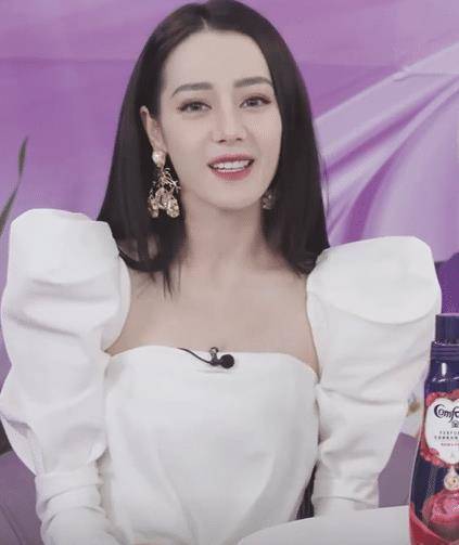 原创热巴穿灯笼袖亮相直播间长发及腰坐姿乖巧侧脸尖下巴太明显了