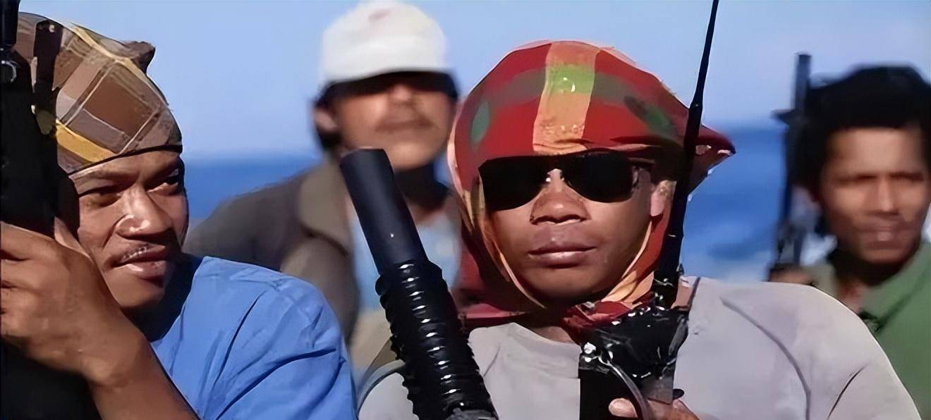 原创索马里海盗最丢脸的抢劫挟持货船2年没人来赎还得养22名人质