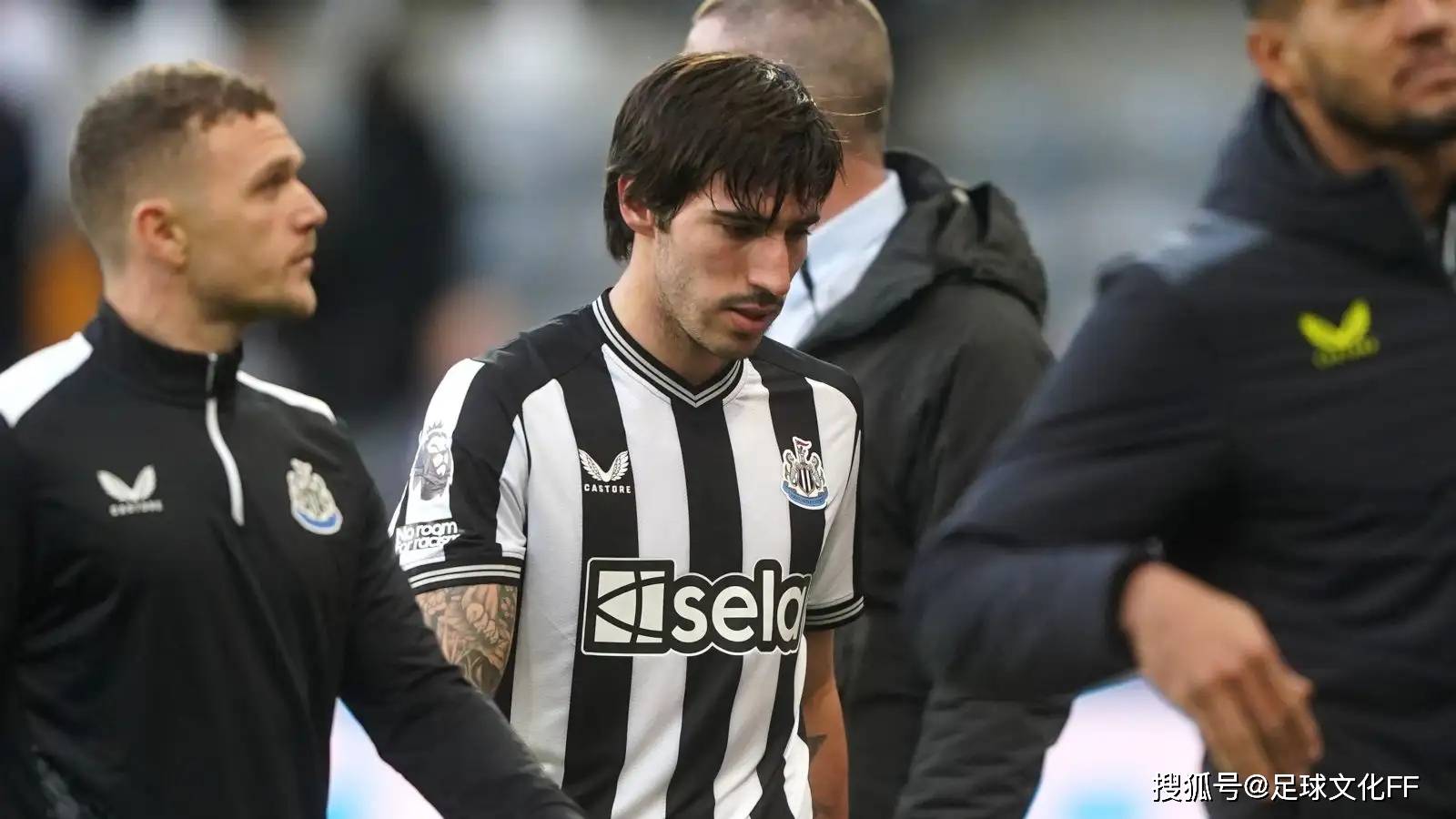 纽卡斯尔联队中场球员桑德罗·托纳利十月份被禁止参加足球比赛.