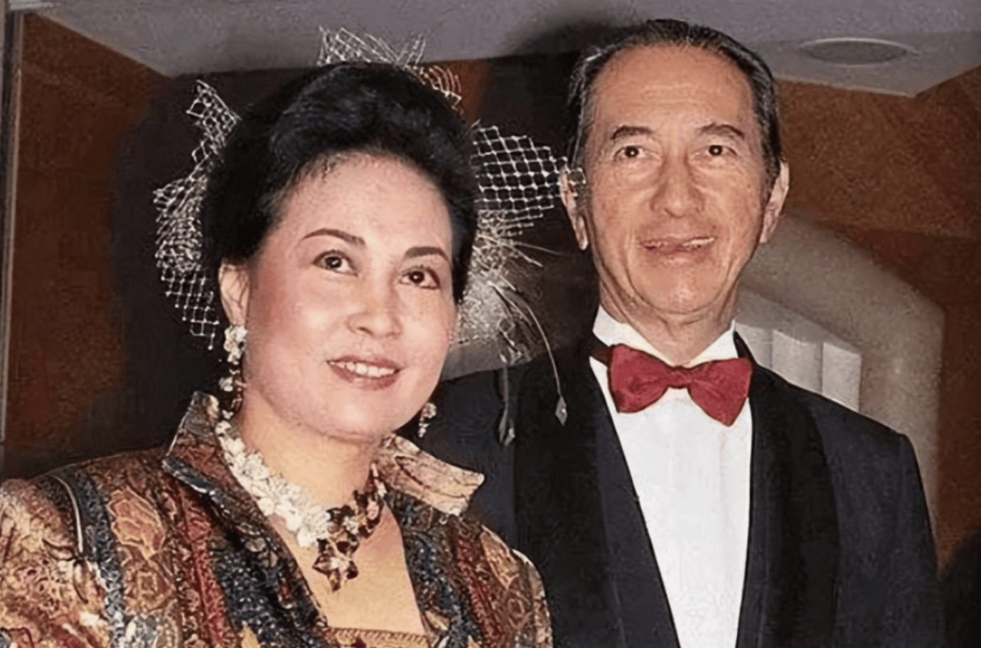 何超琼罕与梁安琪亲密合照贴头搭肩笑容灿烂喝得微醺满脸通红