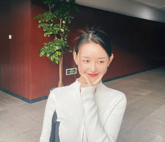 原创蒋依依在学校晒太阳梳高马尾发量有点少同学视角比v甜美十足