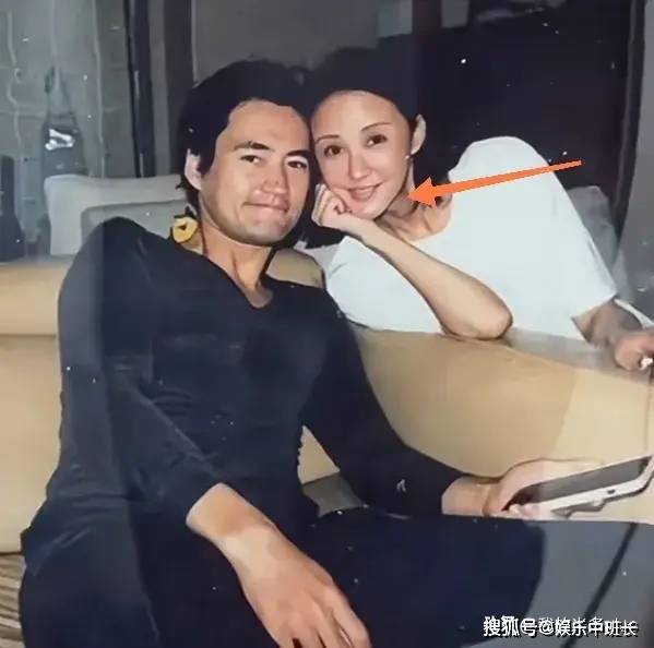 原创袁弘与老婆恩爱合影张歆艺素颜出镜瘦成锥子脸下巴变尖不敢认