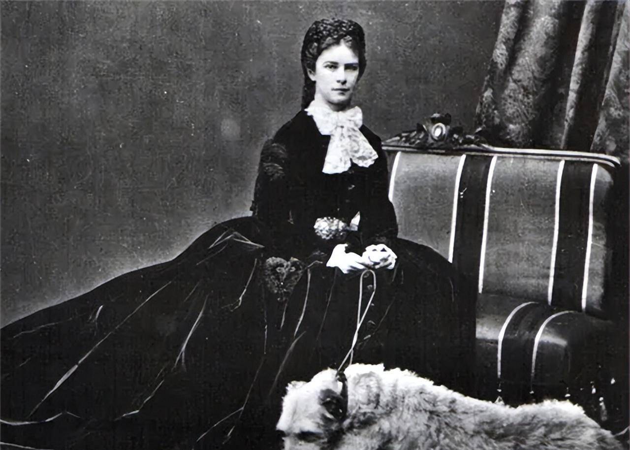 但马克斯公爵并不太喜欢大女儿,因为她跟公爵夫人卢卡维多太相似了,一