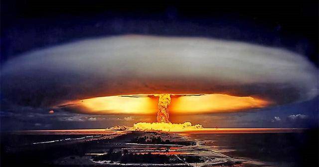 这件事我们可以来对比一下,美国给日本投放的原子弹是在投放在日本