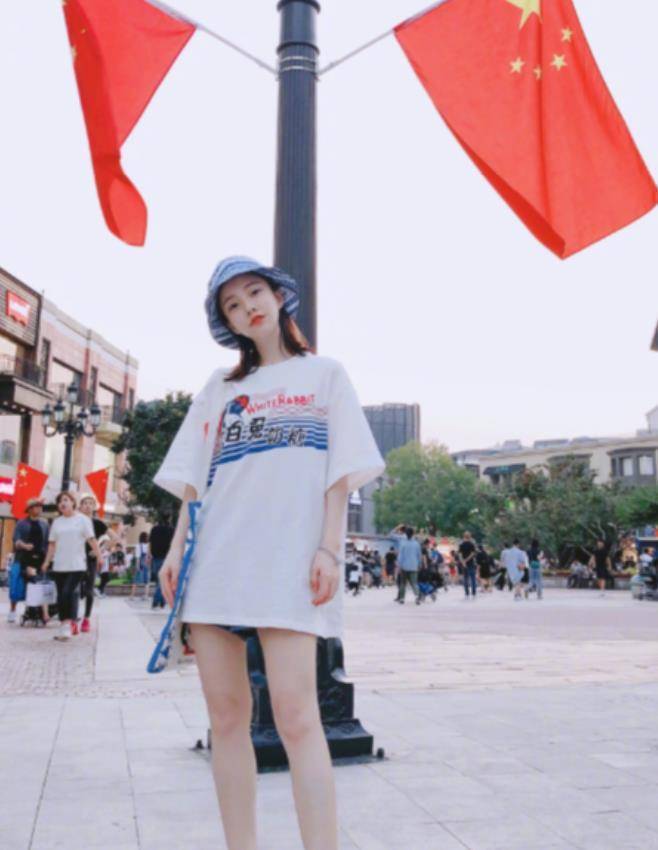 冯提莫为证明自己天然腿长,故意站在灯柱旁拍照,网友