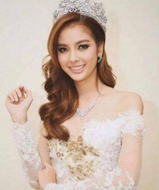 2015年中国富豪花500万娶比自己小9岁人妖无法生育也不离不弃