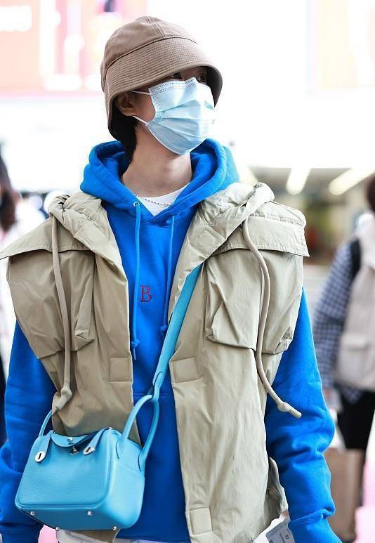 原创郁可唯的私服就像假小子浅棕色工装风马甲很个性时尚高级