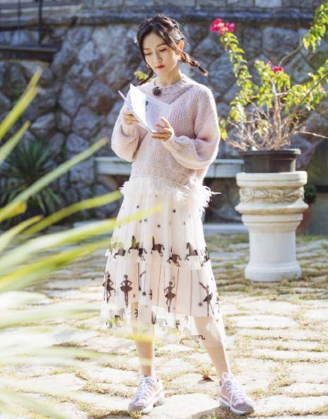 谢娜造型真时髦紧身针织裙也无赘肉感毛绒耳饰配双马尾好显小