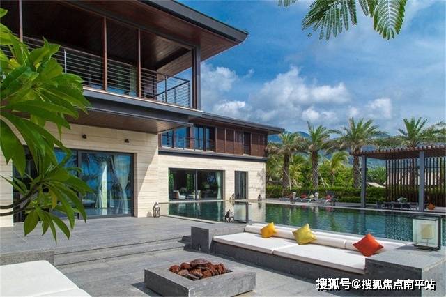 "万科香水君澜"别墅整体采用现代中式建筑,院落式格局,斜坡屋顶等经典
