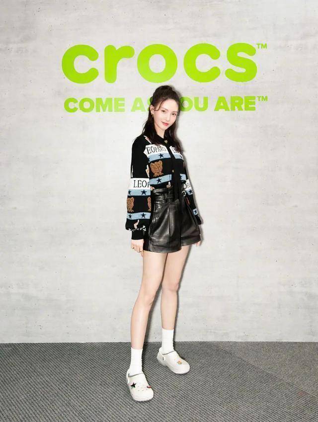 原创原创29岁金晨真调皮穿439洞洞拖鞋参加活动这打扮90后女星里罕见