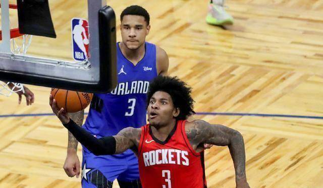 末节火箭队一波5-0扩大优势,汉普顿中投打进,布鲁克斯兜射三分再中